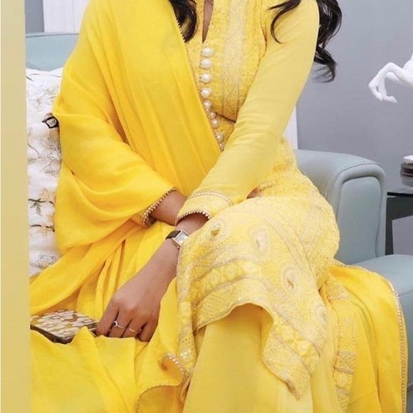 Beautiful Punjabi and Pakistani suit. Different style and material. - Picture 4 of 10